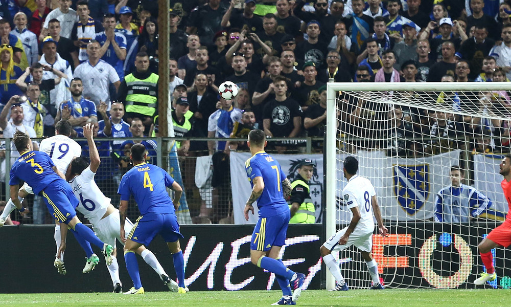 Ένταση και επεισόδια μετά το 0-0 της Ελλάδας - Ξέφυγαν οι προκλητικοί Βόσνιοι οπαδοί