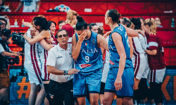 Ευρωμπάσκετ Γυναικών: Αποκλείστηκε η Ιταλία από τραγικό λάθος των διαιτητών (video)