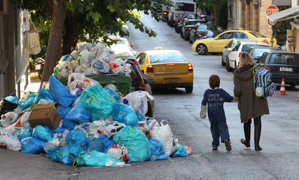 Ποια… δημοκρατία σου δίνει το δικαίωμα να παίζεις με την υγεία των παιδιών μας;