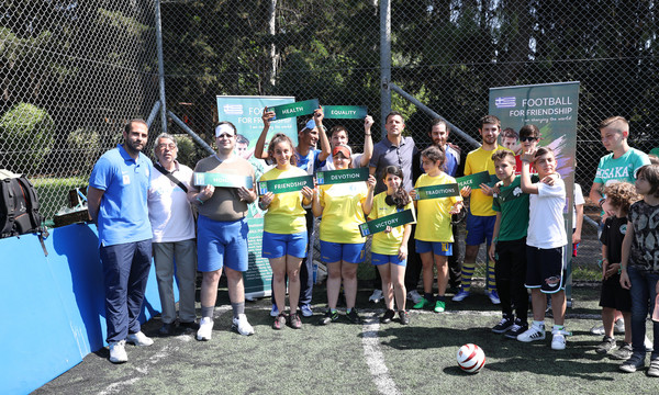 Football for Friendship: Ο Τάκης Φύσσας και οι δύο πρεσβευτές δίπλα στο Σωματείο ΑΜΕΑ «Κεραυνός»