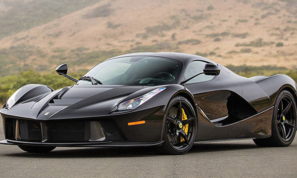 Υποκλινόμαστε στην ακαμάχητη γοητεία της LaFerrari
