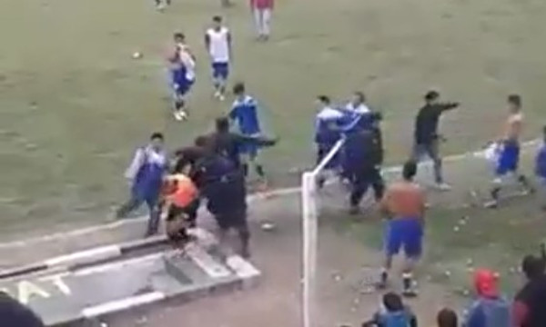 Παίκτες… διέλυσαν με κλωτσιές διαιτητή!