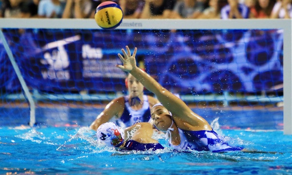 Στην πισίνα ασημένιο, στην καρδιά μας «κορίτσαροι από χρυσάφι»! 