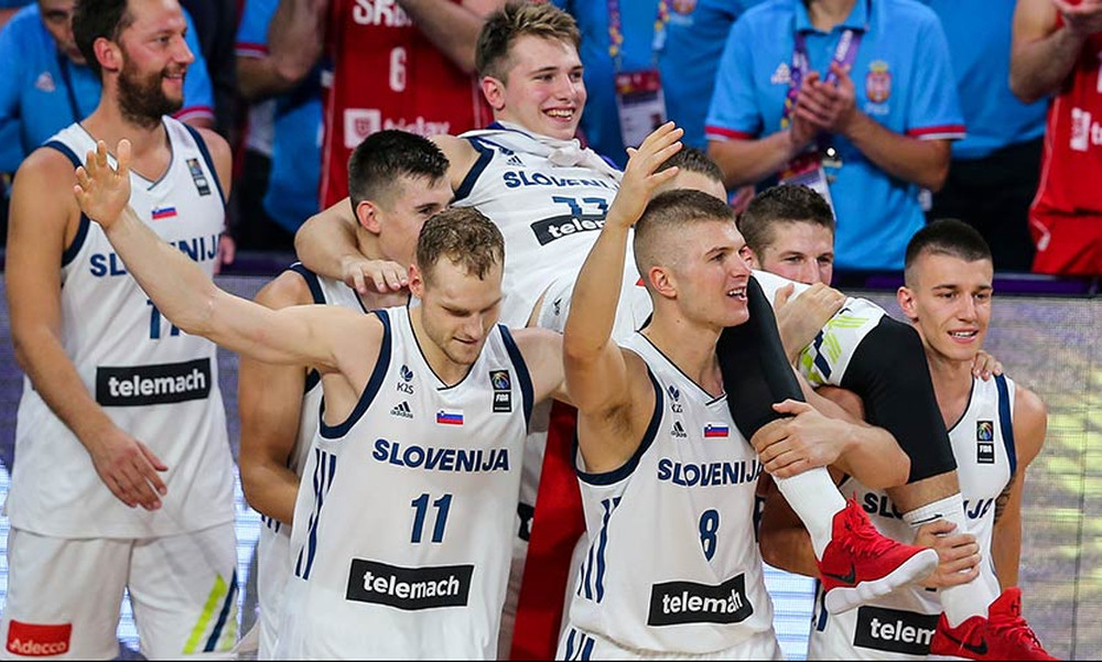 Ευρωμπάσκετ 2017: Υπόκλιση! Σήκωσαν στα χέρια τον τραυματία Ντόντσιτς (video)