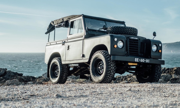 Με αυτό Land Rover από τα παλιά θέλουμε να πάρουμε τα βουνά