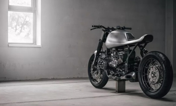Ένας πειραγμένος μαύρος δαίμονας ή αλλιώς BMW R100R