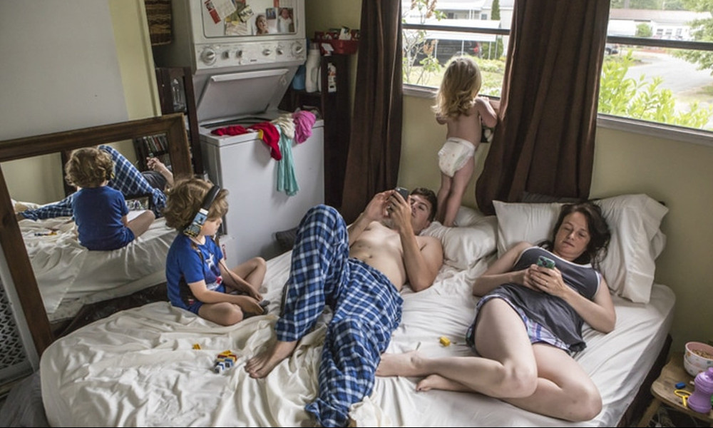 Απίστευτο: Φωτογράφος εισβάλλει στα υπνοδωμάτια ζευγαριών! Δείτε φωτό