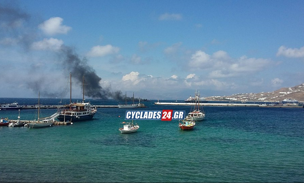 Ανατριχιαστικό βίντεο! Φωτιά σε σκάφος στην Μύκονο – Βούτηξε στη θάλασσα να σωθεί το πλήρωμα (video)