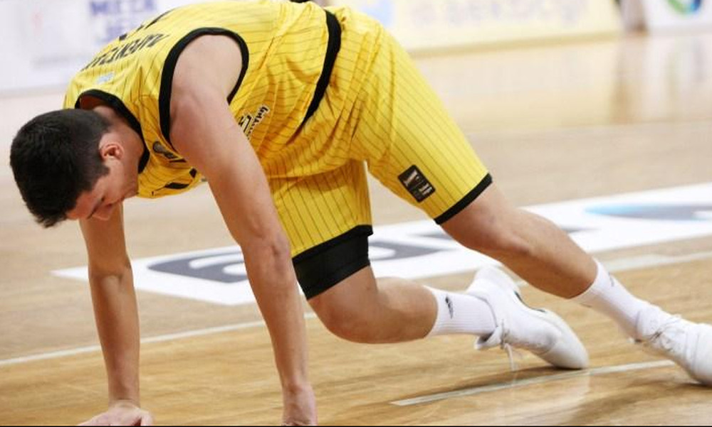 Σοκ στην ΑΕΚ: Στο νοσοκομείο ο Λαρεντζάκης (pics)