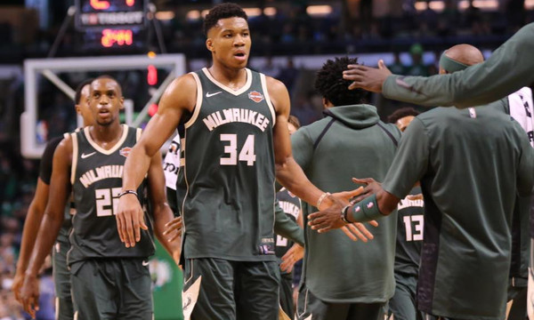 NBA: Η συγκινητική αφιέρωση του Αντετοκούνμπο στον πατέρα του (photo)