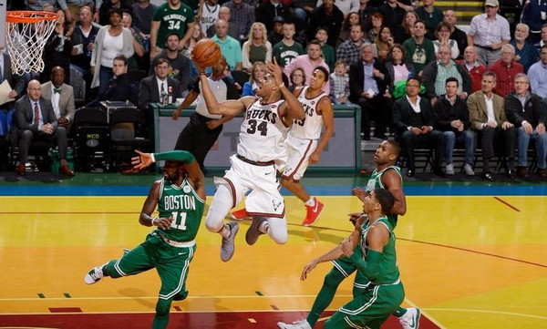 Double-double ο Giannis, αλλά πάλευε μόνος (vids)