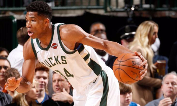 NBA: Συντριβή για Μπακς με double double του Giannis (video)