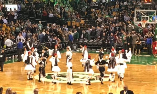 NBA: Γέμισε Ελλάδα το TD Garden των Σέλτικς στην ελληνική βραδιά (photos+videos)