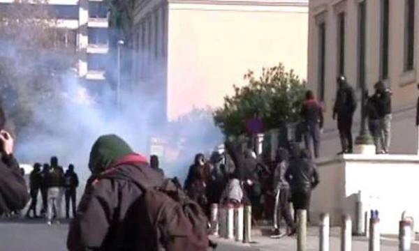 Επεισόδια στο μαθητικό συλλαλητήριο για την επέτειο από τη δολοφονία του Αλέξη Γρηγορόπουλου