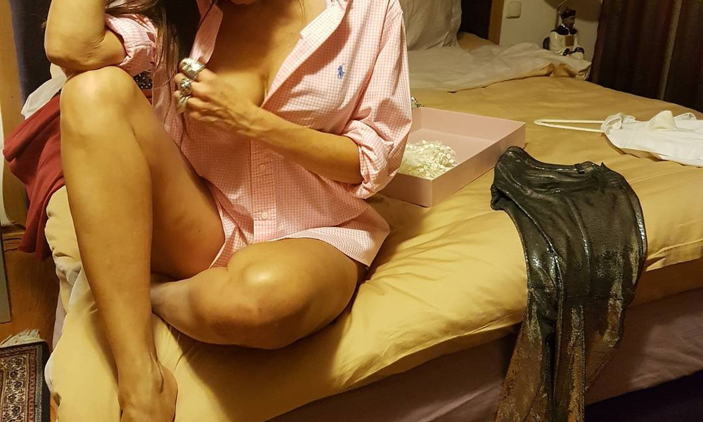 Διάσημη Ελληνίδα 50άρα κολάζει μόνο με το πουκάμισο στο κρεβάτι της!