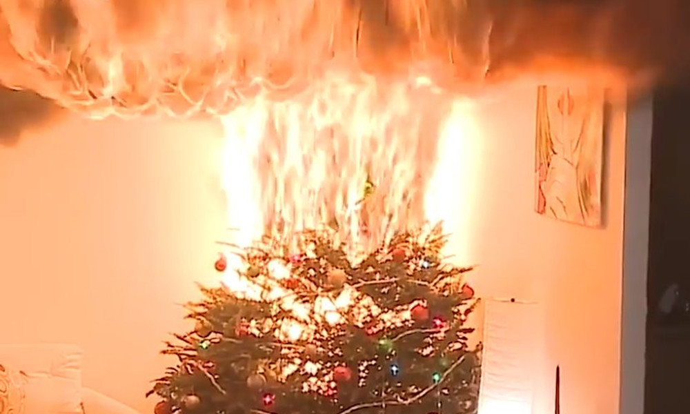 Σοκαριστικό! Χριστουγεννιάτικο δένδρο αρπάζει φωτιά σε ελάχιστα δευτερόλεπτα! (video)