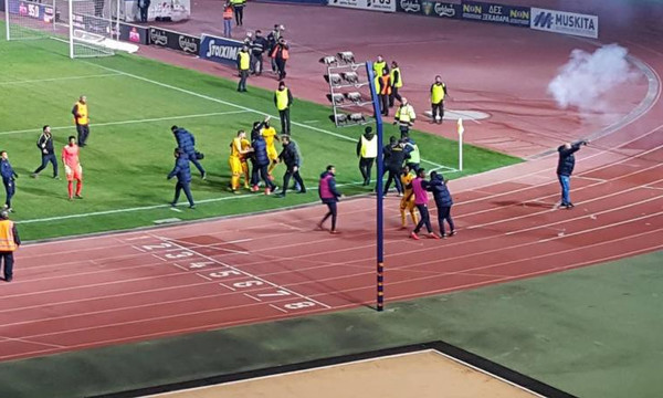 Απίστευτο! Οπαδοί του ΑΠΟΕΛ τραυμάτισαν ball-boy με κροτίδα! (videos)