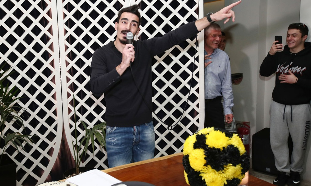 ΕΠΟΣ: Ο Λάζαρος Χριστοδουλόπουλος έπιασε μικρόφωνο - Ποιο τραγούδι είπε στην κοπή της πίτας (video)