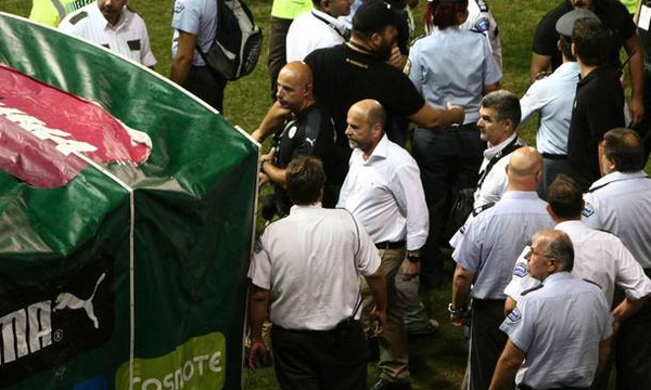 Οπαδοί του Παναθηναϊκού στο σπίτι του Αλαφούζου