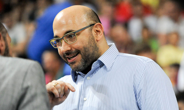 Άρης: Φέιγ βολάν και υβριστικά συνθήματα από οπαδούς έξω από το σπίτι του Λάσκαρη (video)