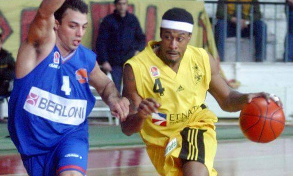 Μπασκετμπολίστας… μελισσοκόμος! (photos)