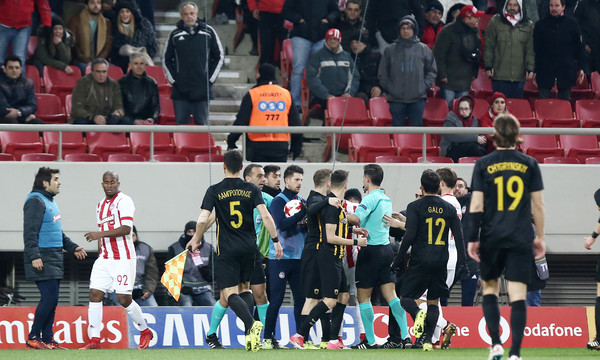 Η «μπηχτή» της ΑΕΚ για το επεισόδιο Σεμπά-Σιμόες