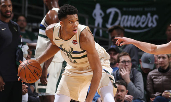 NBA: Τα μαγικά Αντετοκούνμπο με Σίξερς (video)