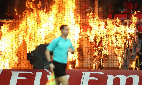 Ολυμπιακός-ΑΕΚ: Έβαλαν φωτιά στο γήπεδο! (photos)