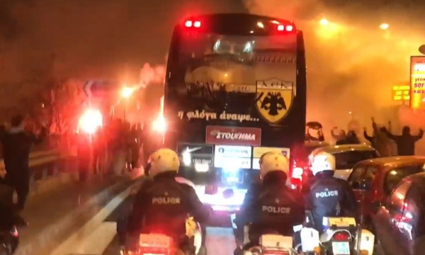 Παροξυσμός και τρελή υπoδοχή στους παίκτες της ΑΕΚ! (video)