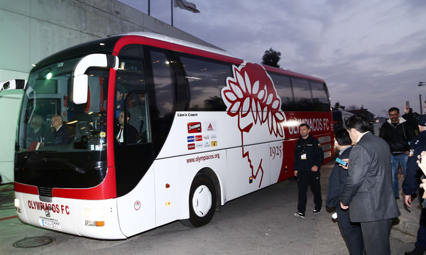 Οπαδοί του Ολυμπιακού στο Ρέντη: Κράξιμο και έντονες αποδοκιμασίες!