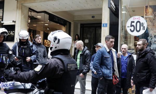 ΑΕΚ-Ντιναμό Κιέβου: Επεισόδια με Ουκρανούς οπαδούς στο Κολωνάκι!