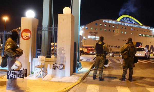 Εικόνες από τα επεισόδια στο λιμάνι του Πειραιά (photos)