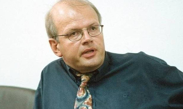 Συντριβή αεροπλάνου στο Ιράν: Από βέβαιο θάνατο σώθηκε ο σεισμολόγος Άκης Τσελέντης