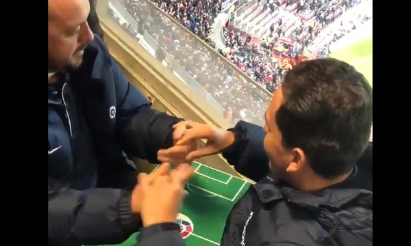 Συγκλονιστικό! Τυφλός οπαδός βλέπει την Μπαρτσελόνα με τη βοήθεια φίλου του (videos)