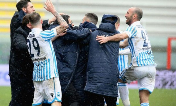 Η ΣΠΑΛ έβαλε «φωτιά» στην ουρά