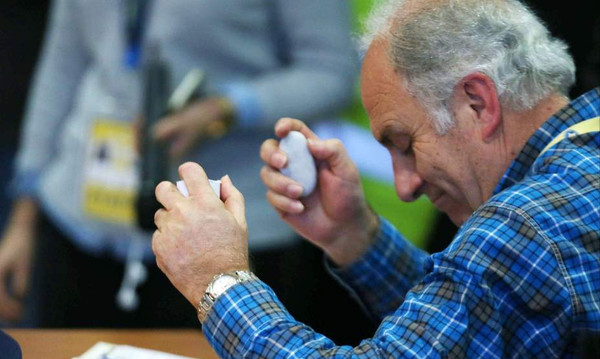 Δημοσιογράφος έκανε έξαλλο τον ΠΑΟΚ με χαρτοταινία και πέτρα στην Τρίπολη! (photos)