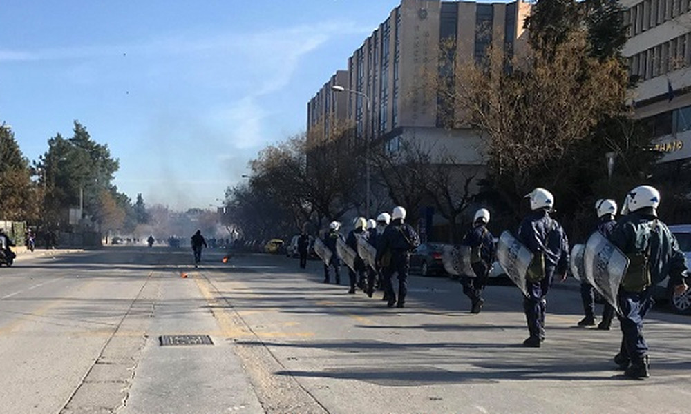 Χαμός στη Θεσσαλονίκη: Επεισόδια με οπαδούς του ΠΑΟΚ και Αστυνομικούς (photos, video)