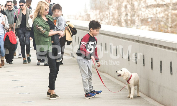 Φαίη Σκορδά: Βόλτες με τους γιους της και τον νέο τετράποδο φίλο τους 