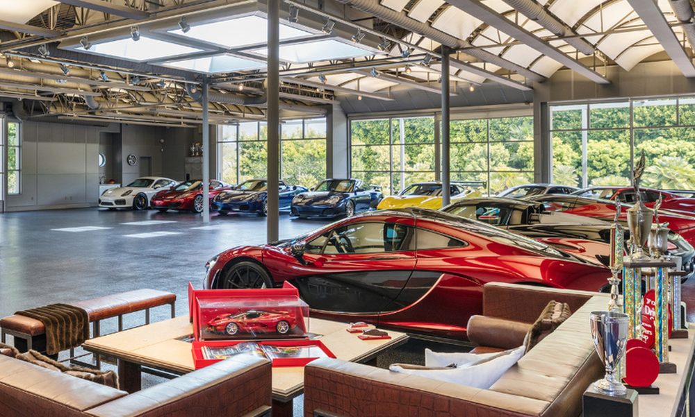 Μουσείο φουλ τιγκαρισμένο με super cars