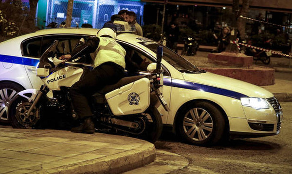 Εμπρηστική επίθεση στο τμήμα Τροχαίας Περιστερίου - Μολότοφ και στα Εξάρχεια
