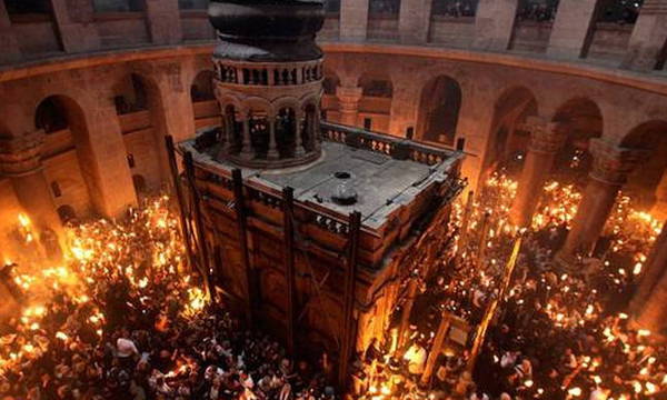 Πάσχα 2018: Η συγκλονιστική στιγμή της Αφής του Αγίου Φωτός (video)