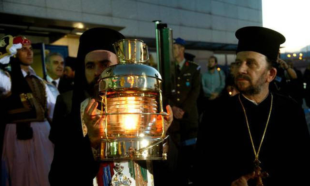 Πάσχα 2018: Το Άγιο Φως στην Ελλάδα - «Δεύτε, λάβετε φως εκ του ανεσπέρου φωτός»