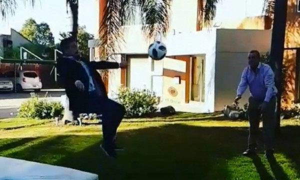  Δεν υπάρχει: Πήγε να κάνει ψαλιδάκι αλά Κριστιάνο Ρονάλντο και έσπασε το πόδι του!  (video)