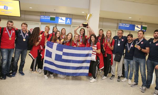 Ολυμπιακός: Στην Αθήνα οι Κυπελλούχες (photos)