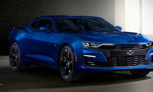 Κορδωμένος και καμαρωτός με αυτή την Camaro