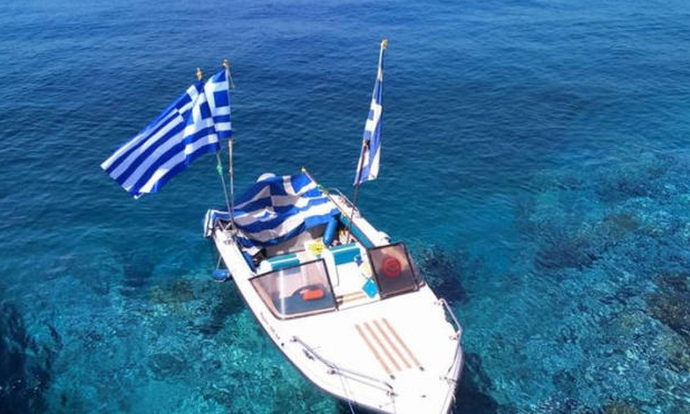 Φούρνοι Ικαρίας:«Δεν κατέβασαν τη σημαία! Μόνο πάνω από το πτώμα μας», λένε στο Newsbomb.gr κάτοικοι
