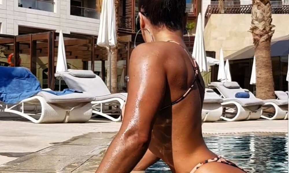 Ελληνίδα γυμνάστρια κολάζει με καυτό μαγιό στην πισίνα!