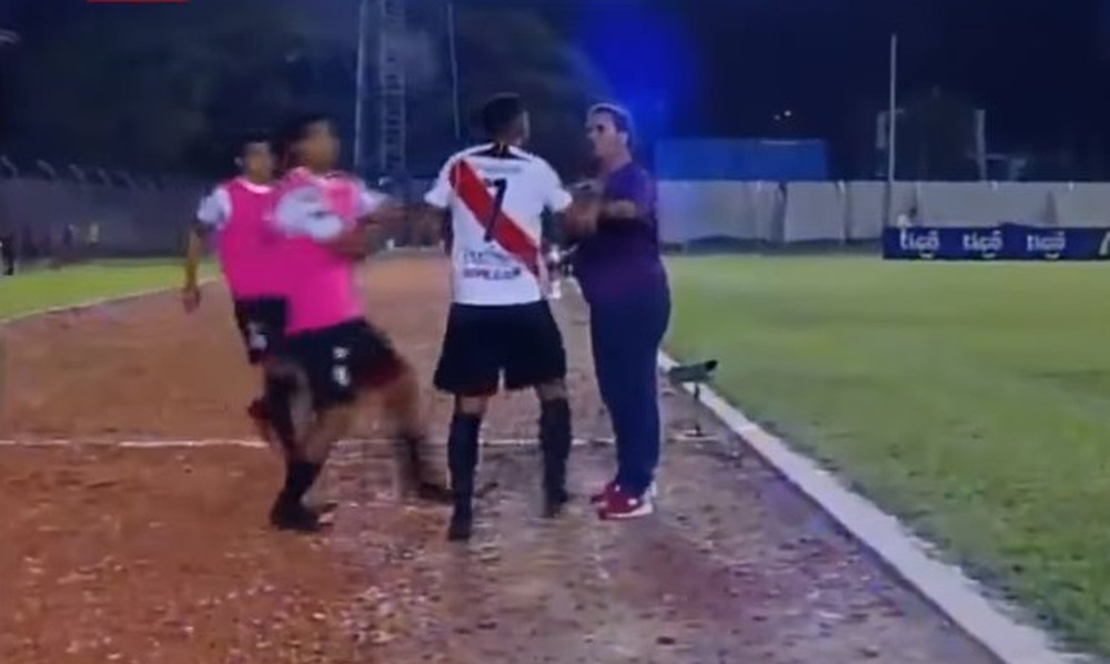 Επικό! Ποδοσφαιριστής πλάκωσε τον προπονητή γιατί έγινε αλλαγή! (video)