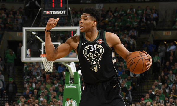 NBA: Τα... σπάνε οι φανέλες του Αντετοκούνμπο!