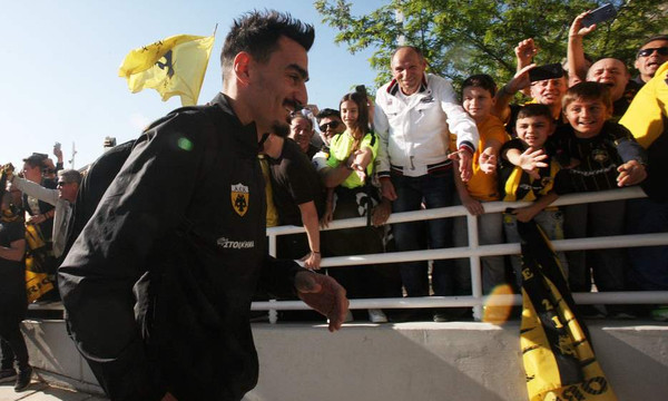 Χαμός στο ΟΑΚΑ: Θερμή υποδοχή στην αποστολή της ΑΕΚ (photos)